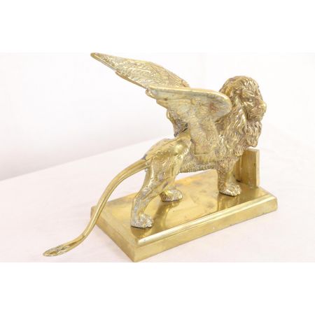 Goldene Löwen Statue mit Flügeln