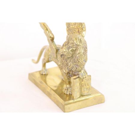 Goldene Löwen Statue mit Flügeln