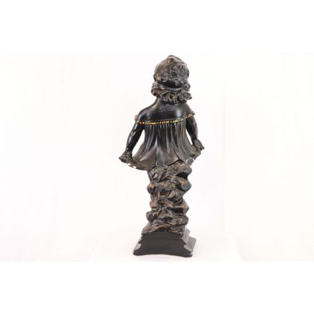 Niedliche Vintage Skulptur mit Mädchen Motiv