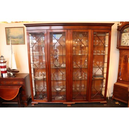 Eleganter Wohnzimmerschrank mit Regency Stil Verglasung, viertürig