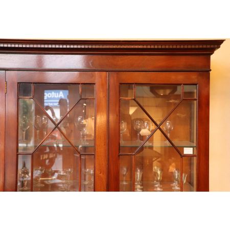 Eleganter Wohnzimmerschrank mit Regency Stil Verglasung, viertürig