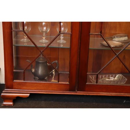 Eleganter Wohnzimmerschrank mit Regency Stil Verglasung, viertürig