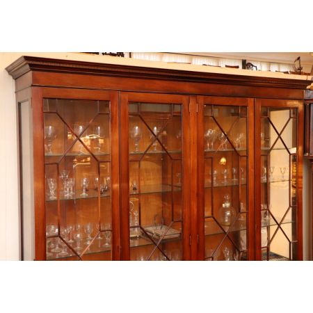 Eleganter Wohnzimmerschrank mit Regency Stil Verglasung, viertürig