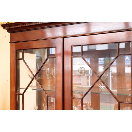 Eleganter Wohnzimmerschrank mit Regency Stil Verglasung, viertürig