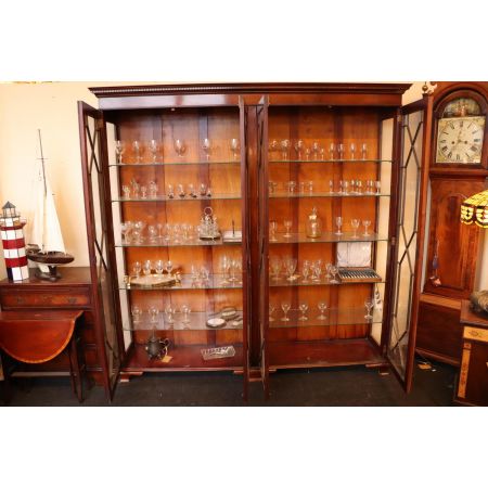 Eleganter Wohnzimmerschrank mit Regency Stil Verglasung, viertürig