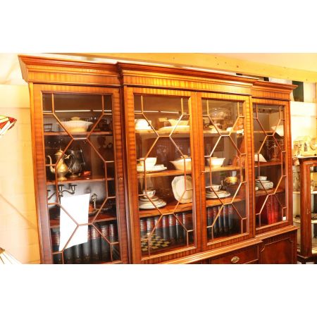 Besonderer Breakfront Bücherschrank mit Regency Stil Verglasung