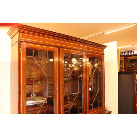 Dreitüriger Bücherschrank mit Regency Stil Verglasung