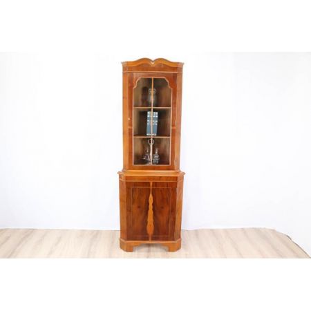 Praktischer Eckschrank aus Eibe