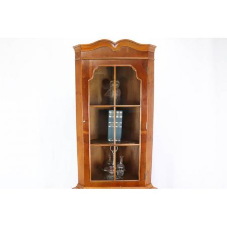 Praktischer Eckschrank aus Eibe