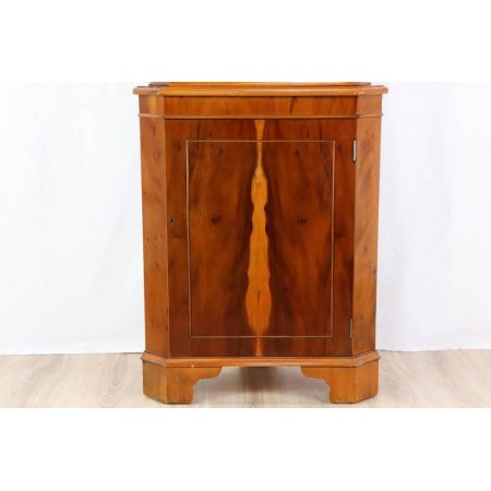 Praktischer Eckschrank aus Eibe