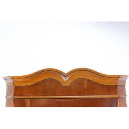 Praktischer Eckschrank aus Eibe