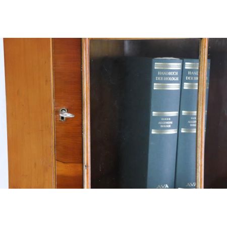 Praktischer Eckschrank aus Eibe