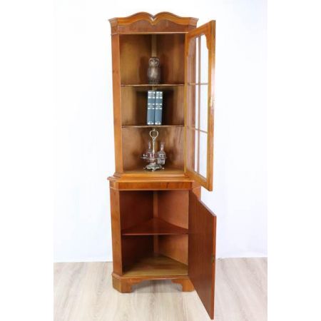 Praktischer Eckschrank aus Eibe