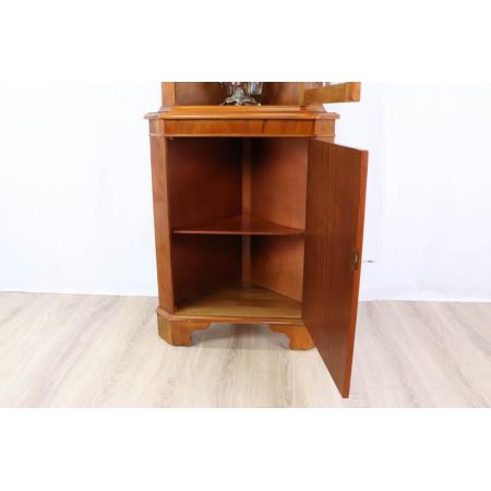 Praktischer Eckschrank aus Eibe