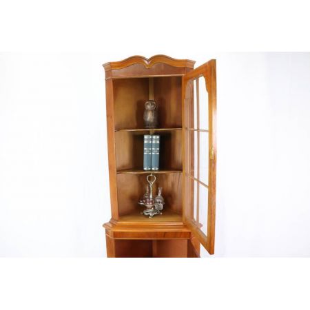 Praktischer Eckschrank aus Eibe