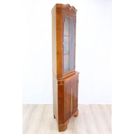 Praktischer Eckschrank aus Eibe