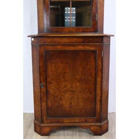 Einmaliger Eckschrank aus Nussbaum mit verglaster Tür im gotischen Stil