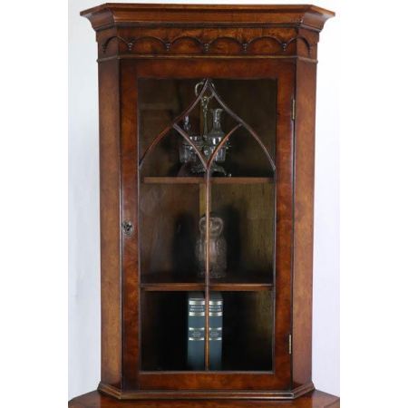 Einmaliger Eckschrank aus Nussbaum mit verglaster Tür im gotischen Stil