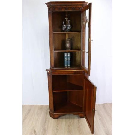 Einmaliger Eckschrank aus Nussbaum mit verglaster Tür im gotischen Stil