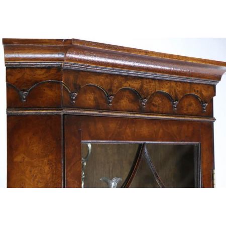 Einmaliger Eckschrank aus Nussbaum mit verglaster Tür im gotischen Stil