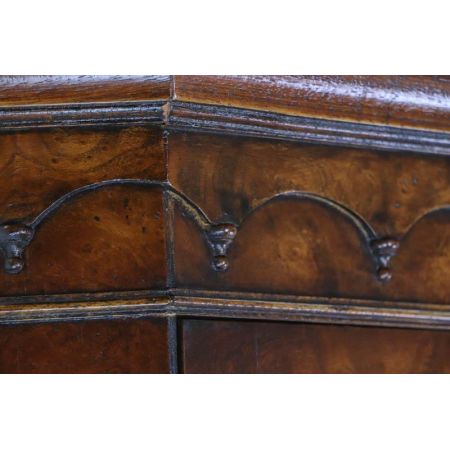 Einmaliger Eckschrank aus Nussbaum mit verglaster Tür im gotischen Stil