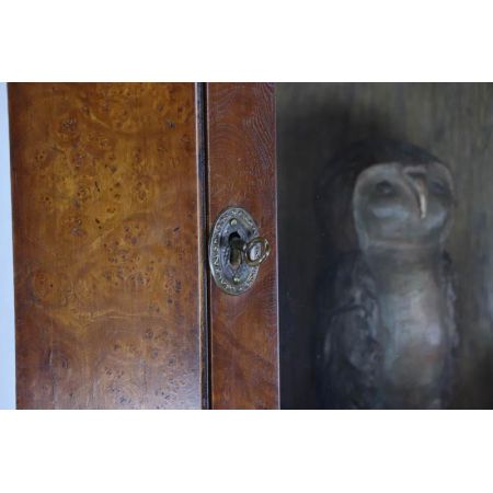 Einmaliger Eckschrank aus Nussbaum mit verglaster Tür im gotischen Stil