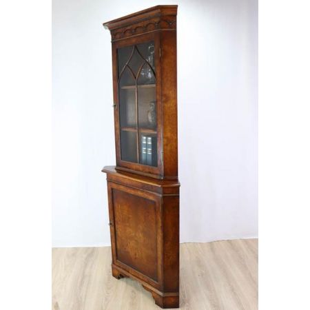Einmaliger Eckschrank aus Nussbaum mit verglaster Tür im gotischen Stil