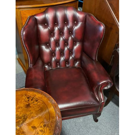 Chesterfield Ohrensessel "Queen Anne Hump" in Antique Rot