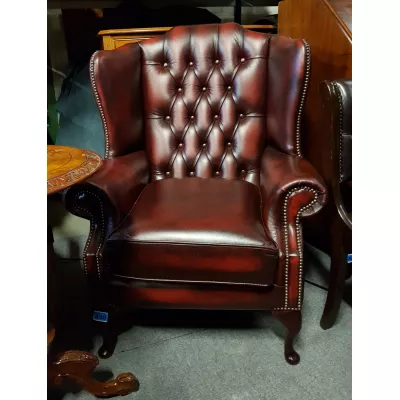 Chesterfield Ohrensessel "Queen Anne Hump" in Antique Rot