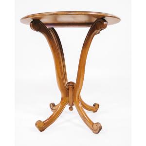 Schöner Beistelltisch mit runder Tischplatte und ästhetischen Maserungen