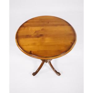 Schöner Beistelltisch mit runder Tischplatte und ästhetischen Maserungen