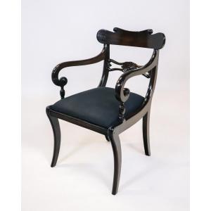 Ein eleganter Armlehnenstuhl aus massivem Mahagoni