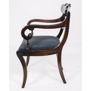 Ein eleganter Armlehnenstuhl aus massivem Mahagoni
