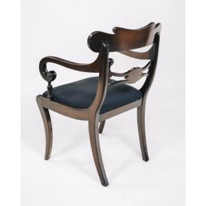 Ein eleganter Armlehnenstuhl aus massivem Mahagoni