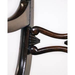 Ein eleganter Armlehnenstuhl aus massivem Mahagoni