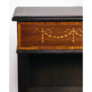 Prächtiges Bücherregal aus Mahagoni mit eleganten Blumenintarsien