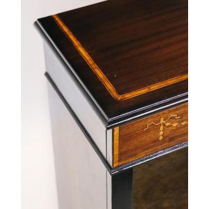 Prächtiges Bücherregal aus Mahagoni mit eleganten Blumenintarsien