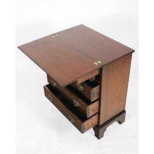 Kleine Kommode aus Mahagoni mit ausklappbarer Topplatte