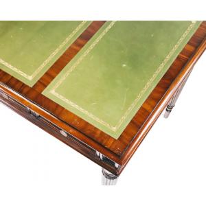 Ein elegantes Ladies Desk aus Mahagoni mit exquisit geprägter Lederplatte