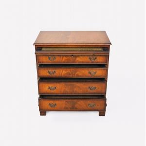 Elegante Kommode aus Mahagoni und mit grüner Lederplatte