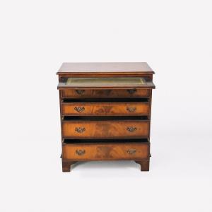 Elegante Kommode aus Mahagoni und mit grüner Lederplatte