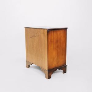 Elegante Kommode aus Mahagoni und mit grüner Lederplatte