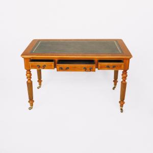 Eleganter Schreibtisch im viktorianischem Stil mit grüner Lederplatte - Sofort lieferbar