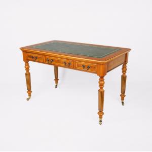 Eleganter Schreibtisch im viktorianischem Stil mit grüner Lederplatte - Sofort lieferbar