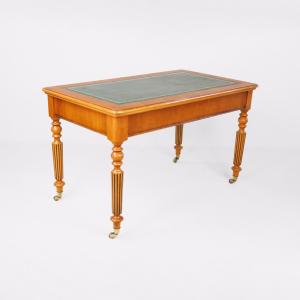 Eleganter Schreibtisch im viktorianischem Stil mit grüner Lederplatte - Sofort lieferbar