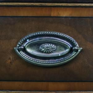 Elegantes 4-door Sideboard aus Mahagoni mit wunderschönen Bandintarsien