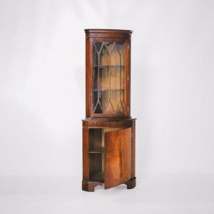Eleganter Eckschrank mit Einzeltür und gebogener Form aus Mahagoni, Glasvitrinenschrank , antike style Eckvitrine