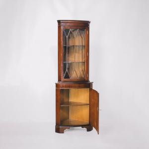 Eleganter Eckschrank mit Einzeltür und gebogener Form aus Mahagoni, Glasvitrinenschrank , antike style Eckvitrine