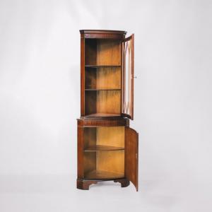Eleganter Eckschrank mit Einzeltür und gebogener Form aus Mahagoni, Glasvitrinenschrank , antike style Eckvitrine
