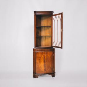 Eleganter Eckschrank mit Einzeltür und gebogener Form aus Mahagoni, Glasvitrinenschrank , antike style Eckvitrine
